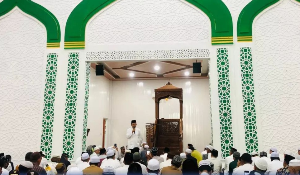 Bupati Nadalsyah Dan Keluarga Shalat Idul Adha Di Mesjid Raya Shiratal Mustaqim