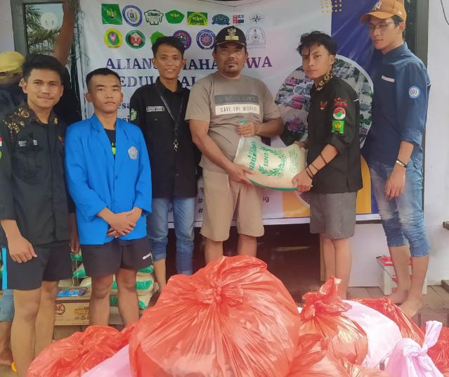 Aliansi Mahasiswa Peduli Kalteng Serahkan Bantuan Kepada Korban Banjir