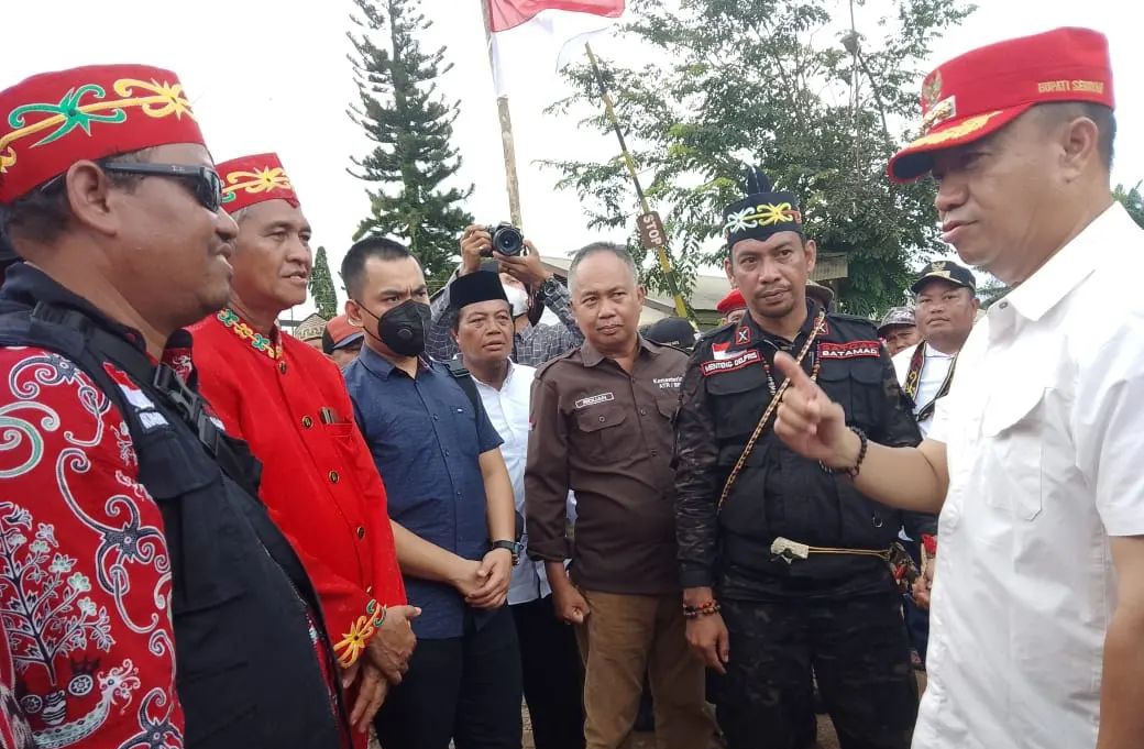 Bupati Saksikan Masyarakat Pasang Portal Adat Di PT. Tapian Nadenggan