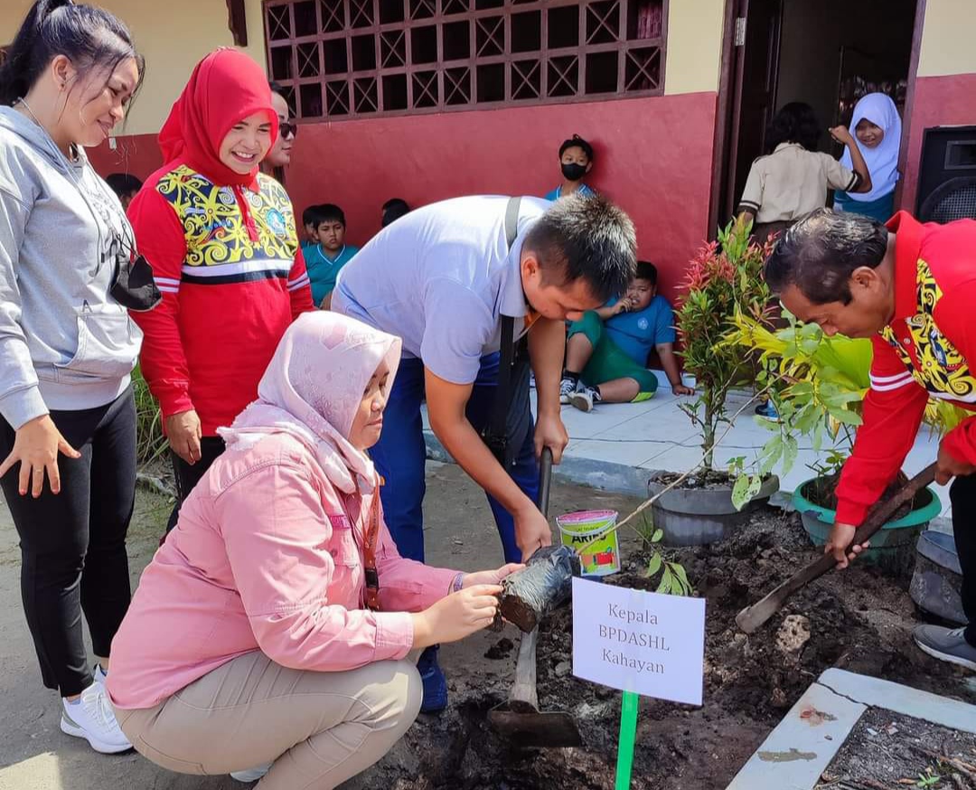 SDN 9 Menteng Menanam Bibit Pohon Penghijauan