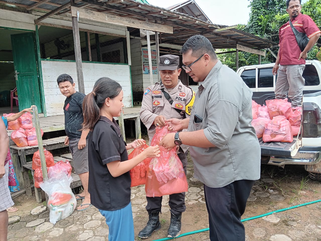 Polres Kotim Bersama BGA Kembali Gelar Bazar Murah, 3 Desa Ini Terima 640 Paket Sembako