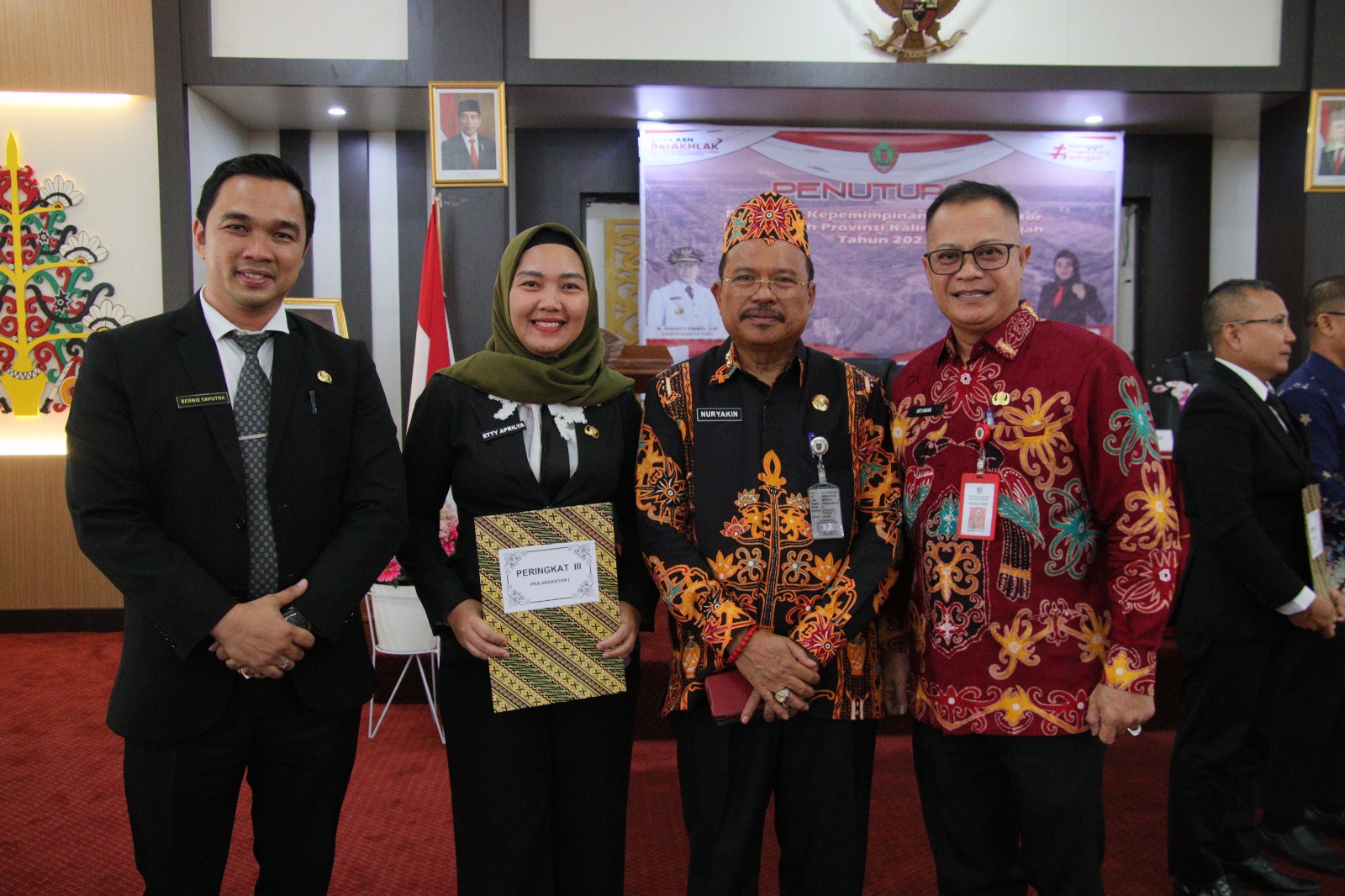 2 Pejabat Dinas PMD Kalteng Lulus Pelatihan Kepimpinan Administrator