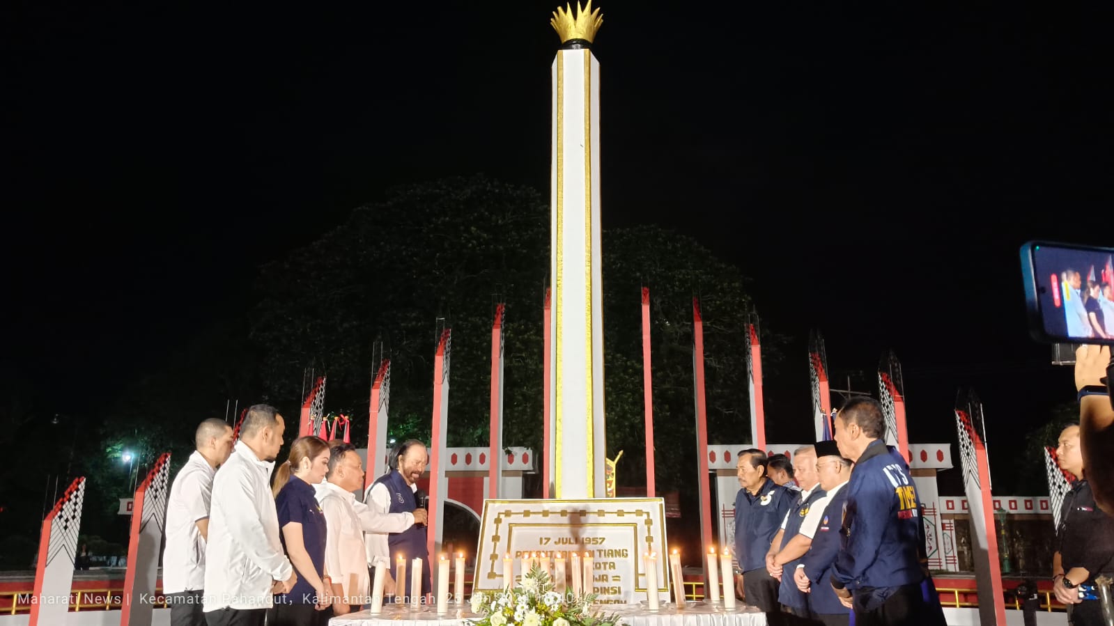 Jasmerah, Surya Paloh Berdoa dan Nyalakan Lilin Penghormatan di Tugu Soekarno