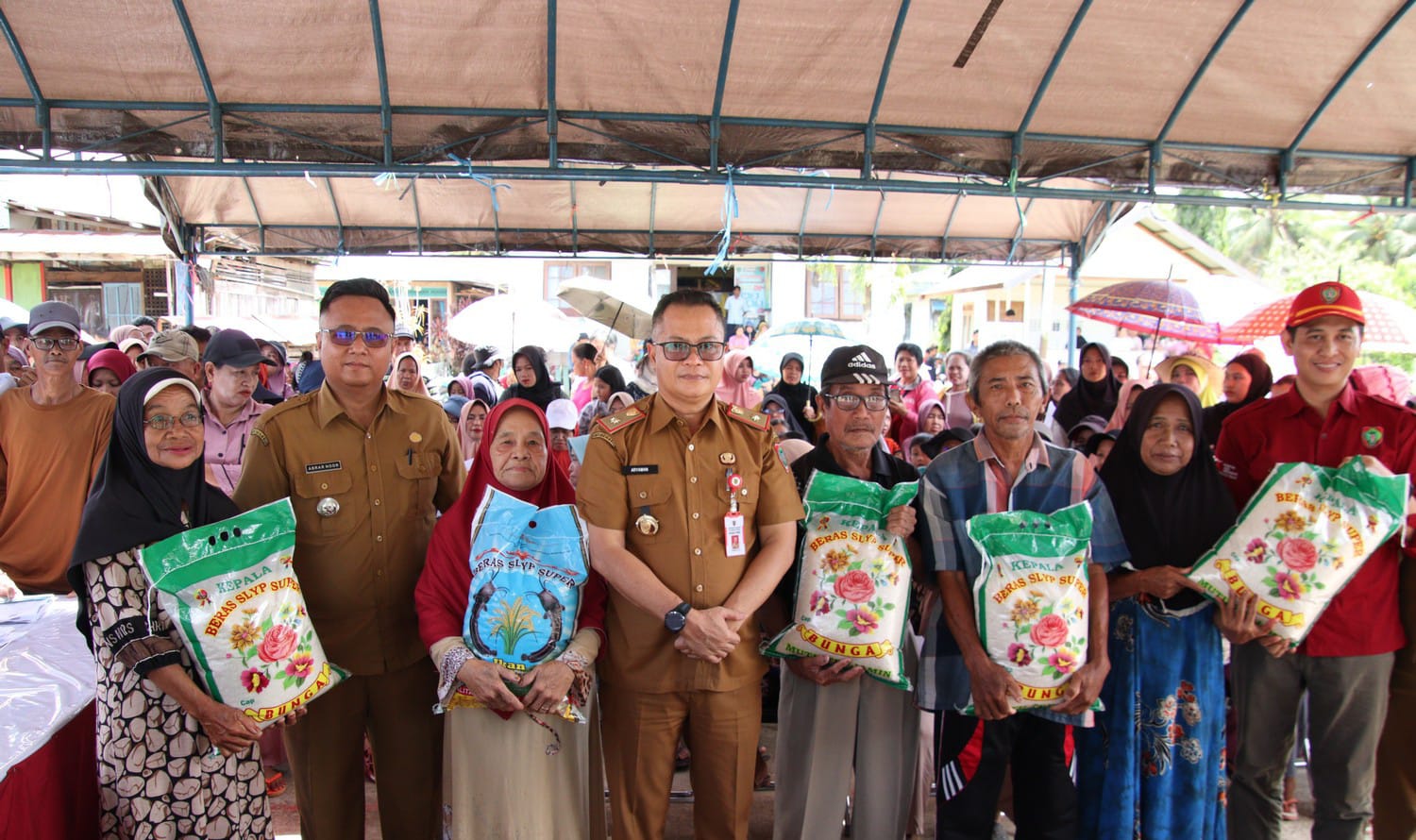 Kadis PMD Aryawan Wakili Gubernur Membuka Pasar Murah di Kecamatan Dusun Utara