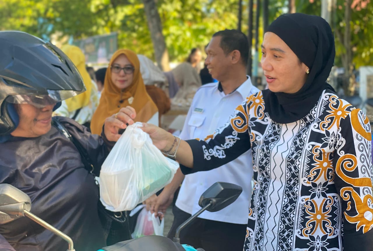 Menjelang Berbuka, DWP Dishut Kalteng Berbagi Takjil Gratis Kepada Pengendara