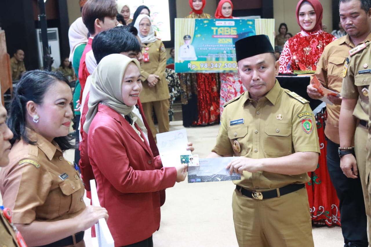 Gubernur Kalteng Serahkan Beasiswa TABE dan melaunching Program 1000 Rumah Guru Berkah DP 0%