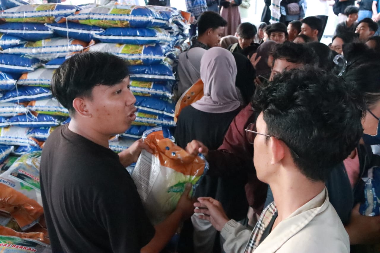 Gubernur Sugianto Sabran Beri Beras Gratis Untuk Mahasiswa