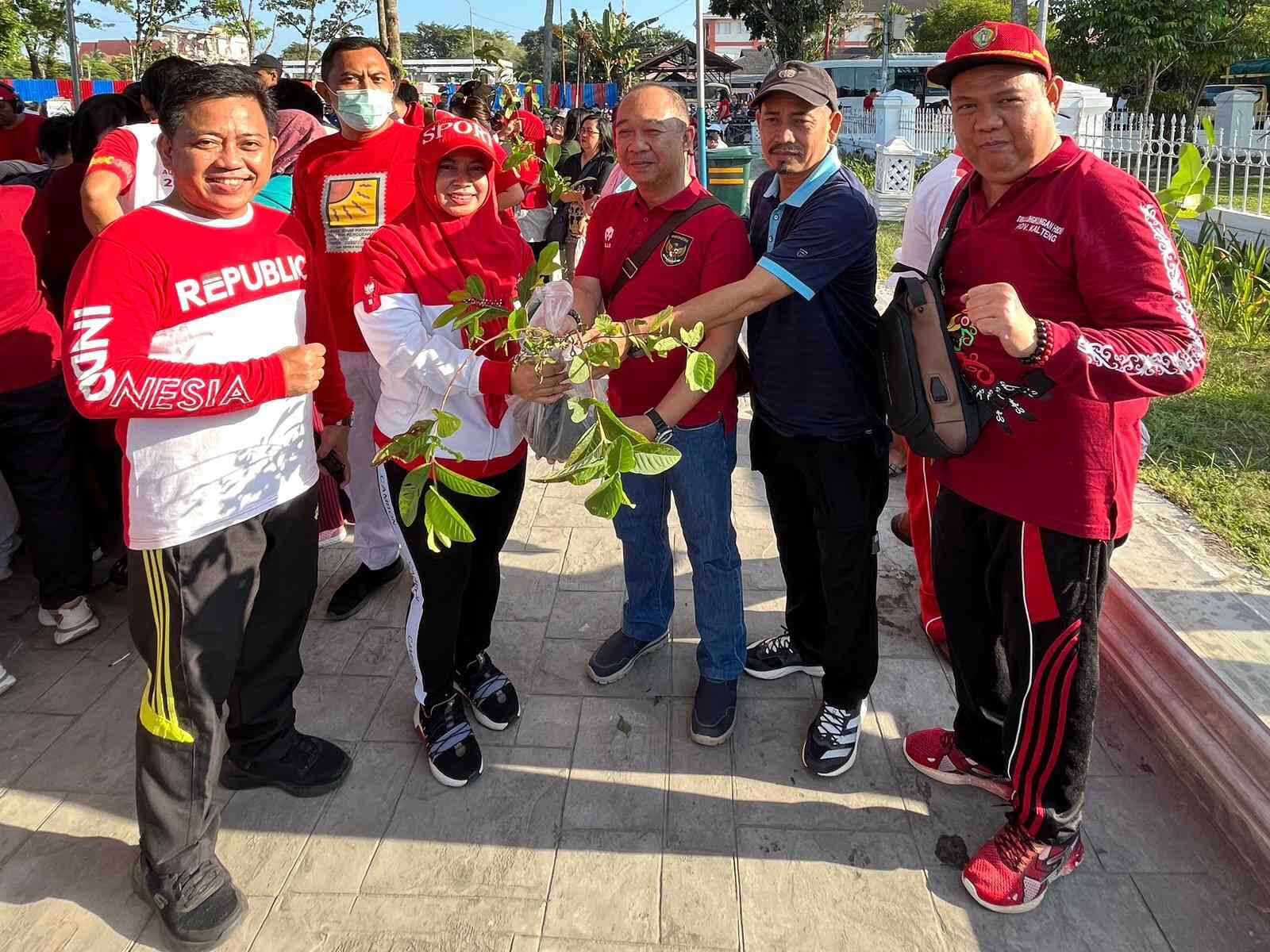 DLH Kalteng Bagikan Bendera dan Bibit Tanaman Kepada Masyarakat