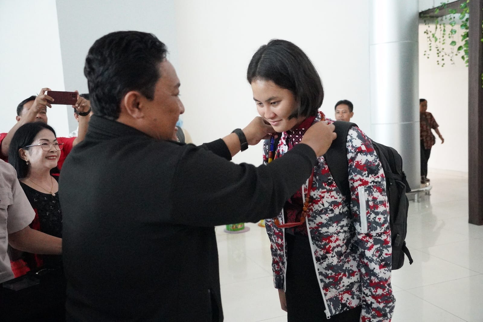 Wagub Edy Pratowo Sambut Pahlawan Muda Kalteng Pembawa Duplikat Bendera Pusaka dari IKN ke Monas