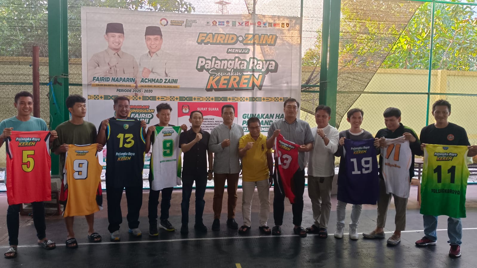 Fairid Naparin Serahkan Bantuan Jersey untuk Klub Basket Palangka Raya