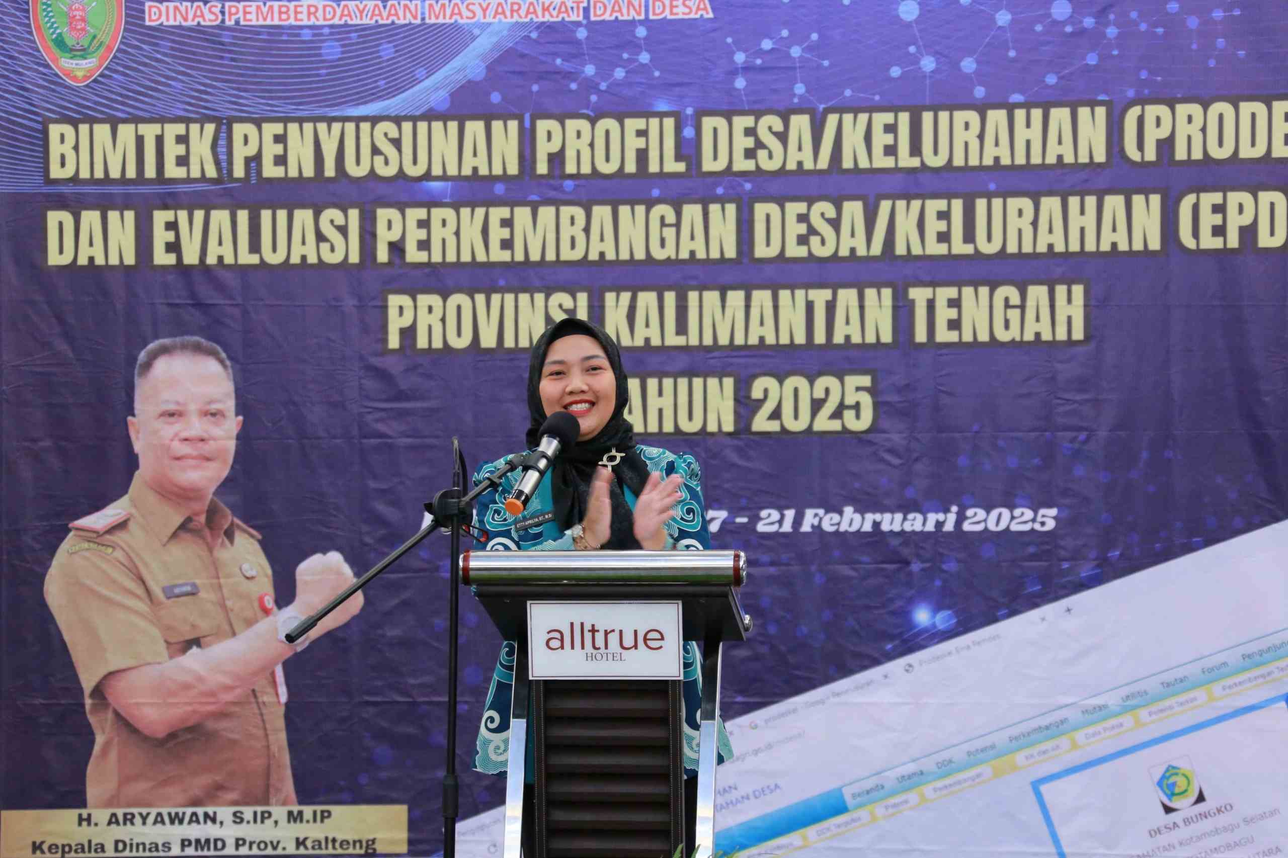 Seorang pejabat Dinas PMD Kalteng memberikan sambutan dalam Bimtek PRODESKEL dan EPDESKEL 2025 di Ballroom Alltrue Hotel Palangka Raya, diikuti oleh peserta dari berbagai desa dan kelurahan.