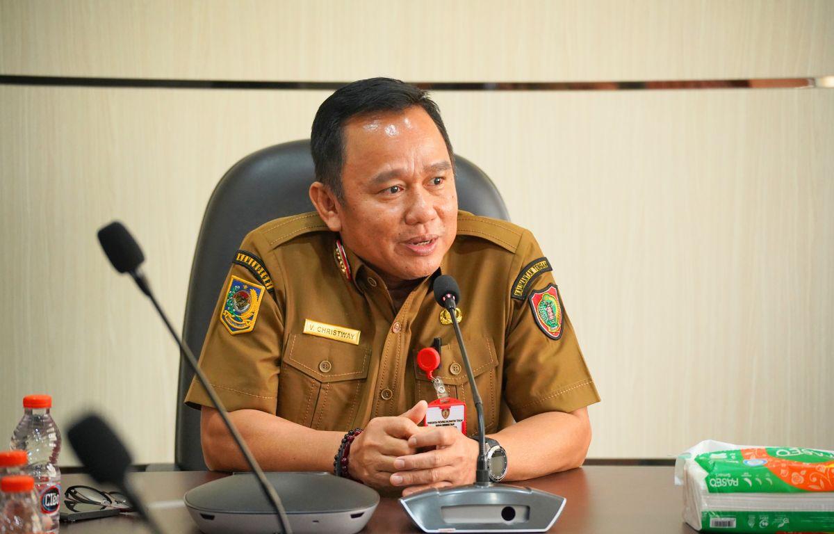Seorang pejabat Dinas ESDM Kalimantan Tengah sedang memberikan penjelasan mengenai aturan izin pertambangan Galian C dalam wawancara resmi.