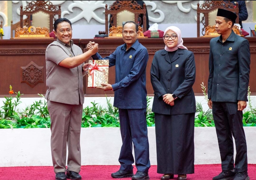 Wakil Gubernur Kalteng H. Edy Pratowo menghadiri Rapat Paripurna DPRD Provinsi Kalteng, membahas Raperda Pengelolaan Pertambangan MBLB.