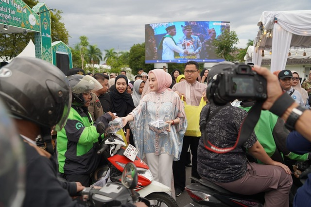 Ketua TP-PKK Kalteng Bagikan 1.000 Takjil untuk Masyarakat