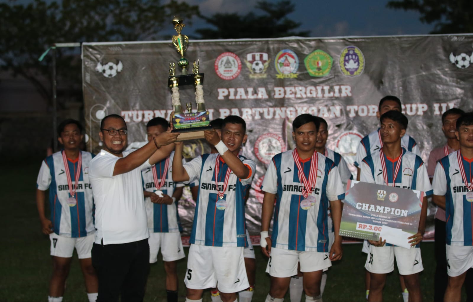 Pembina Partungkoan Toba Tomu Sibarani Resmi Menutup Turnamen Partungkoan CUP III