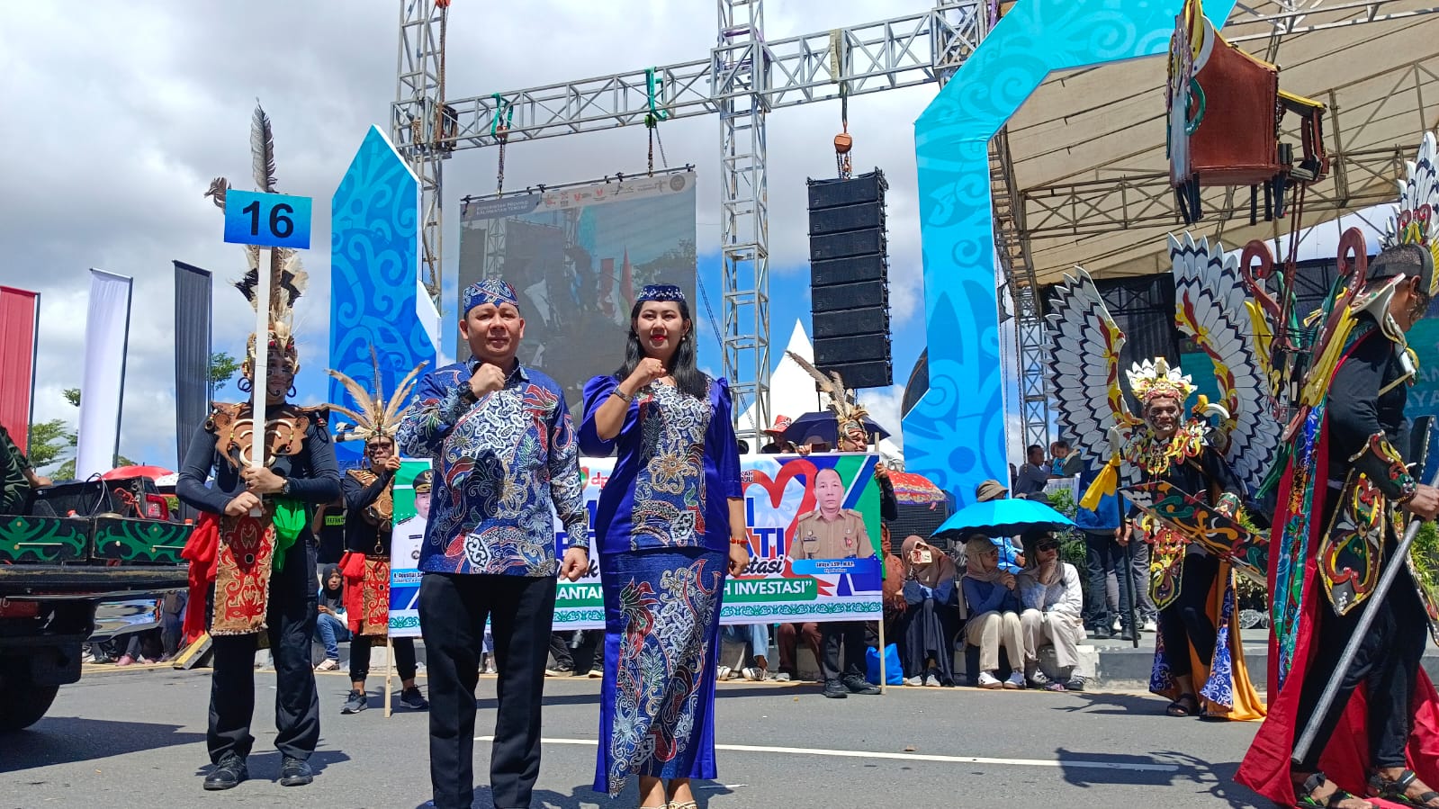 DPMPTSP Kalteng Usung Tema Kanderang Tingang di Karnaval FBIM 2025