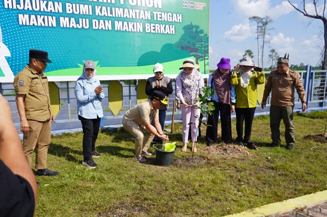 Gubernur Kalteng Tanam Pohon di Danau Asam