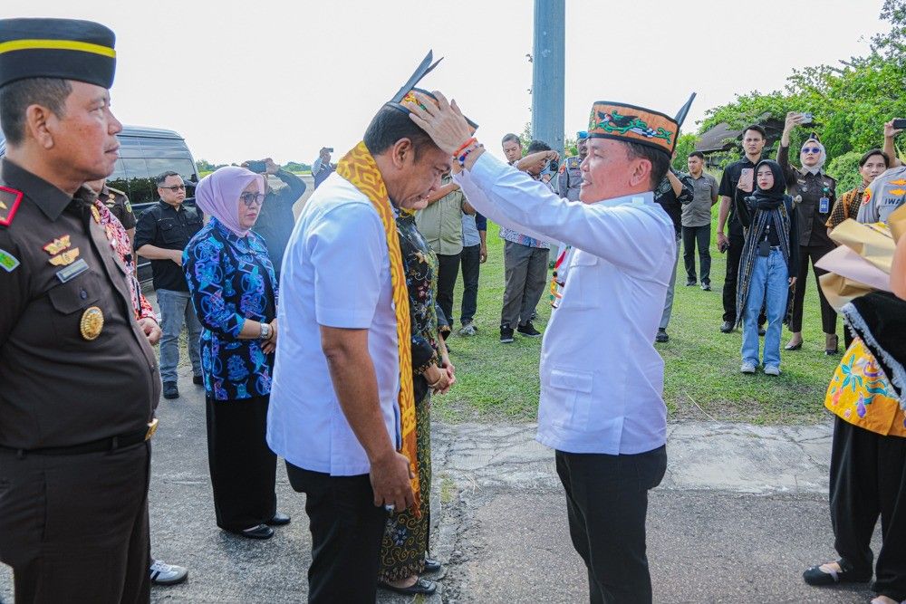 Gubernur Kalteng Sambut Kepala Kejati Baru Dengan Adat Dayak