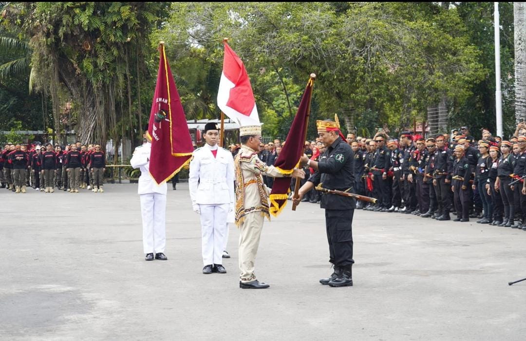 Gubernur Agustiar Sabran Kukuhkan Lembaga Adat BATAMAD