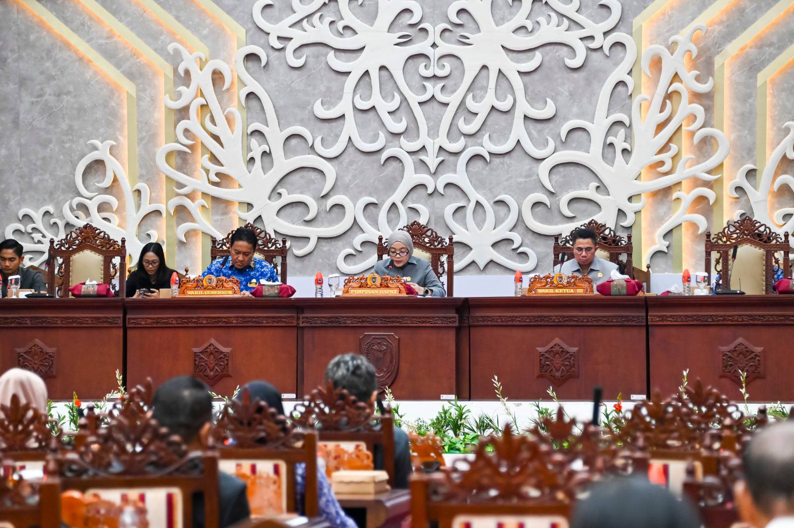 Seluruh Fraksi DPRD Kalteng Terima 3 Raperda Strategis