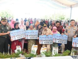 Gubernur Serahkan Bantuan Pangan Presiden dan BLT KHBS