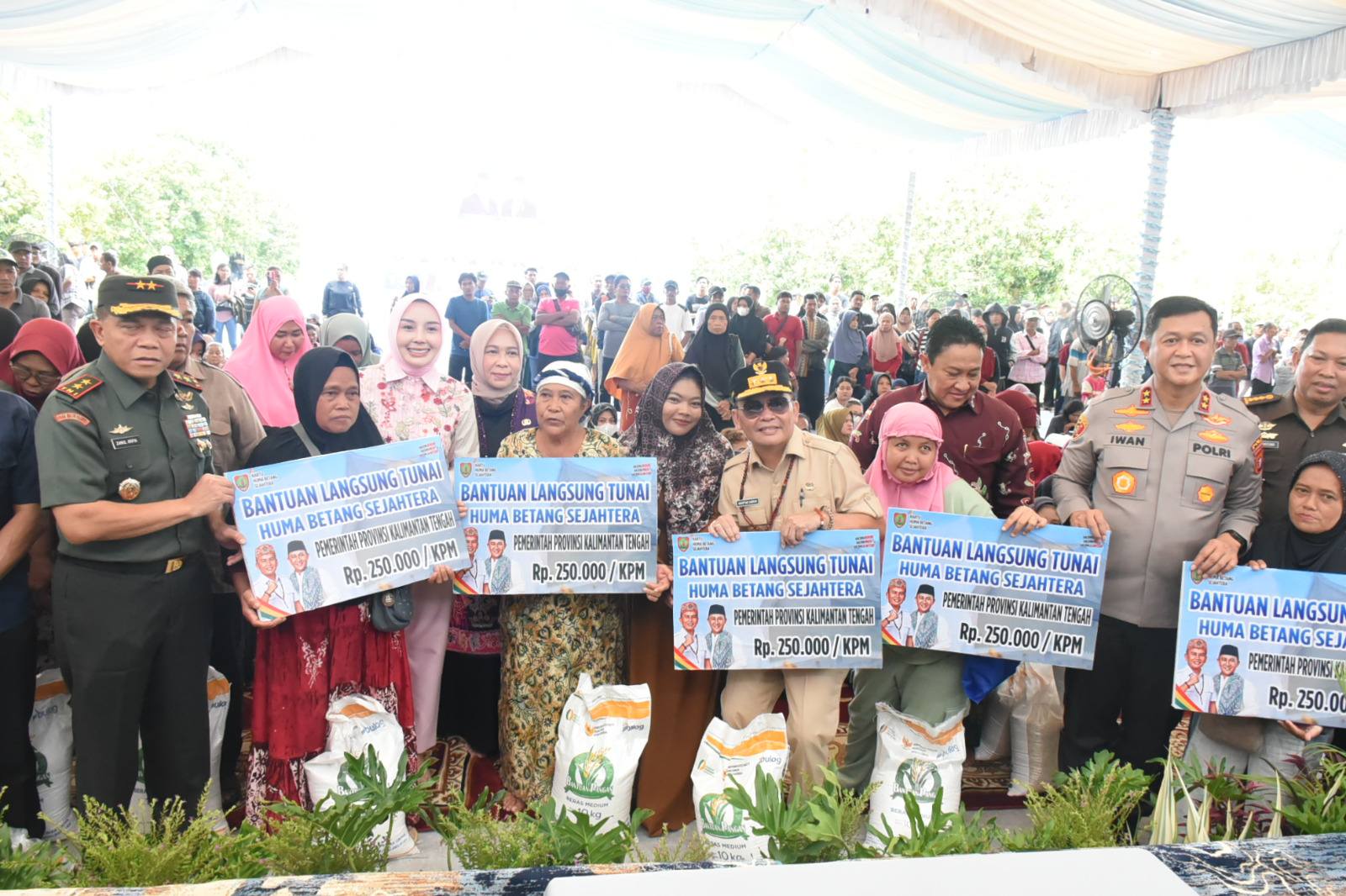 Gubernur Serahkan Bantuan Pangan Presiden dan BLT KHBS
