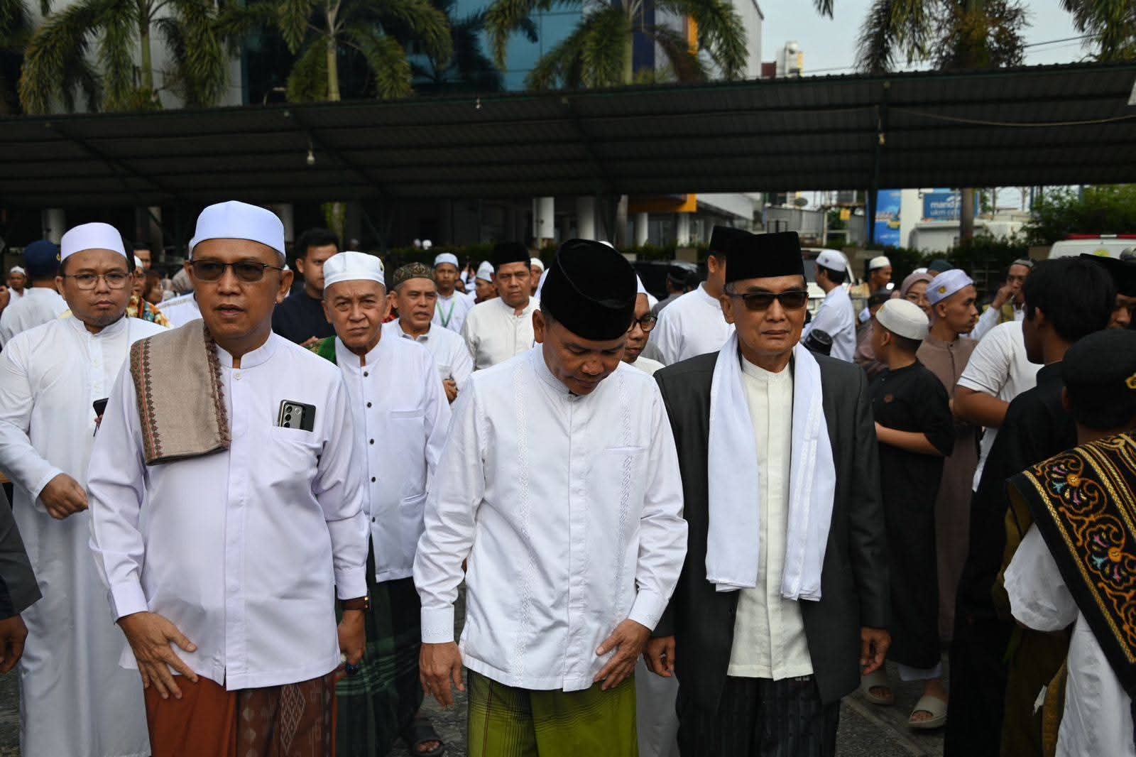 Salat Iduladha di Nurul Islam, Agustiar Serahkan 16 Ekor Hewan Kurban
