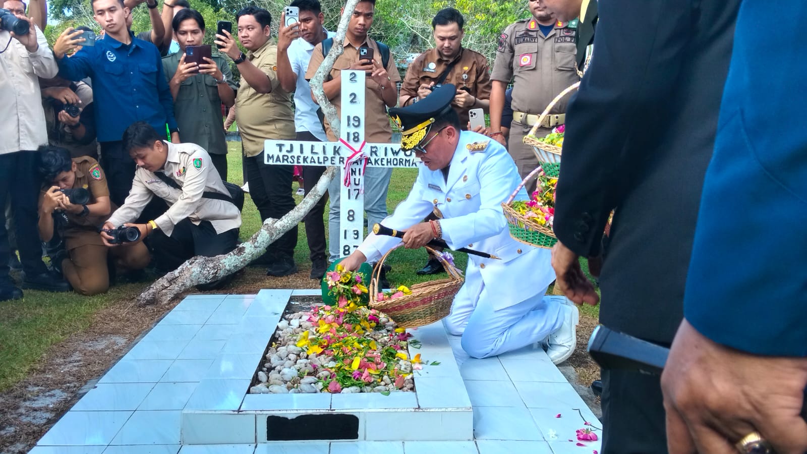 PDH Putih Gubernur Warnai Ziarah Hari Jadi ke-69 Kalteng, Simbol Penghormatan dan Kepemimpinan