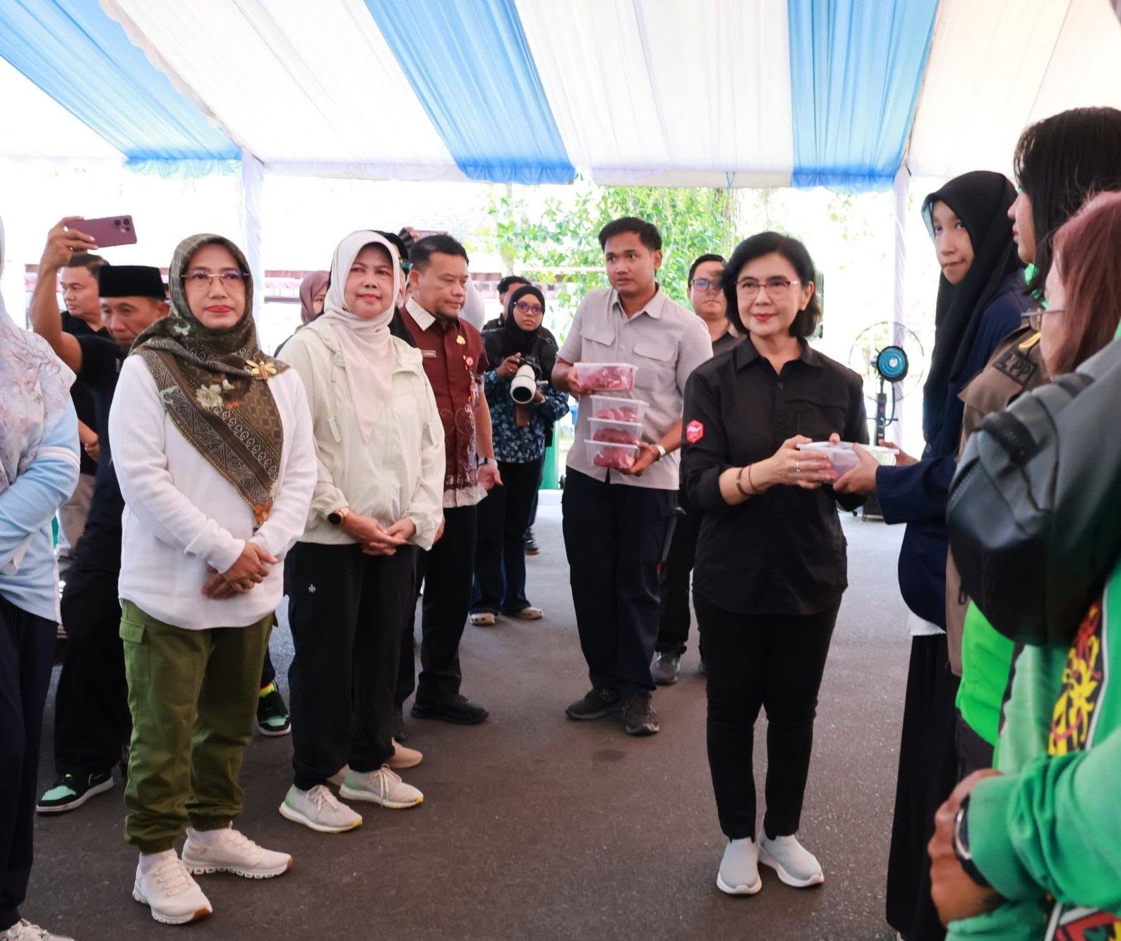 Gubernur Salurkan Daging Kurban untuk Warga, Tekankan Semangat Berbagi