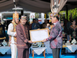 Arton S. Dohong Terima Gelar Adat Dayak Tertinggi dari DAD Kalteng
