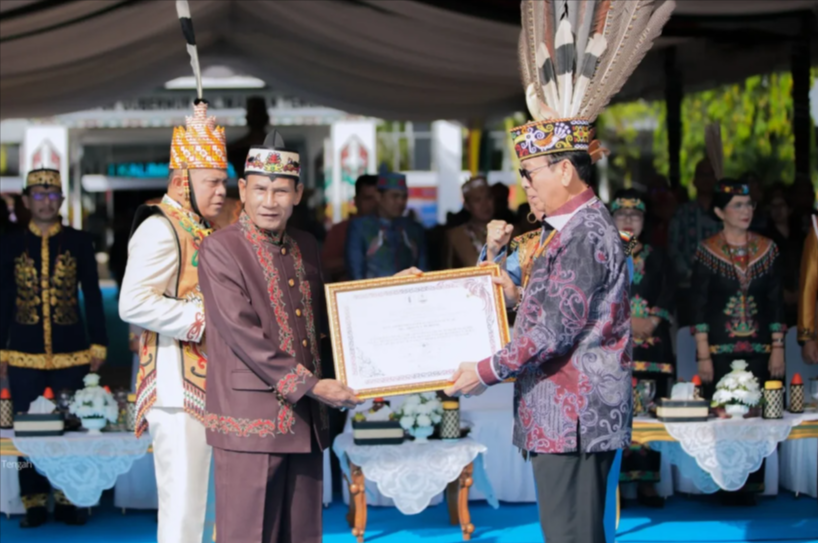 Arton S. Dohong Terima Gelar Adat Dayak Tertinggi dari DAD Kalteng