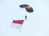 Terjun Payung Kibarkan Bendera Merah Putih di Langit Kalteng