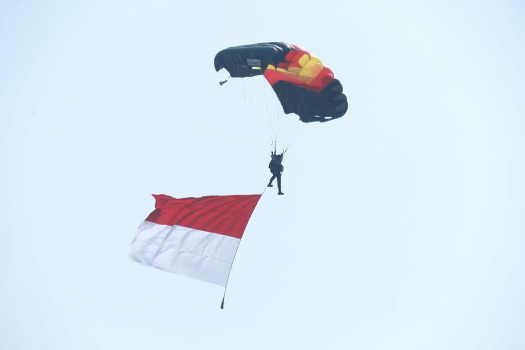Terjun Payung Kibarkan Bendera Merah Putih di Langit Kalteng