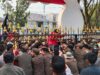 Gerbang Kantor Gubernur Kalteng Nyaris Jebol, Massa Ngamuk Tuntut Agustiar Sabran Muncul!