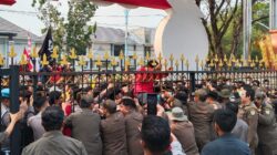 Gerbang Kantor Gubernur Kalteng Nyaris Jebol, Massa Ngamuk Tuntut Agustiar Sabran Muncul!