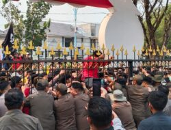 Gerbang Kantor Gubernur Kalteng Nyaris Jebol, Massa Ngamuk Tuntut Agustiar Sabran Muncul!