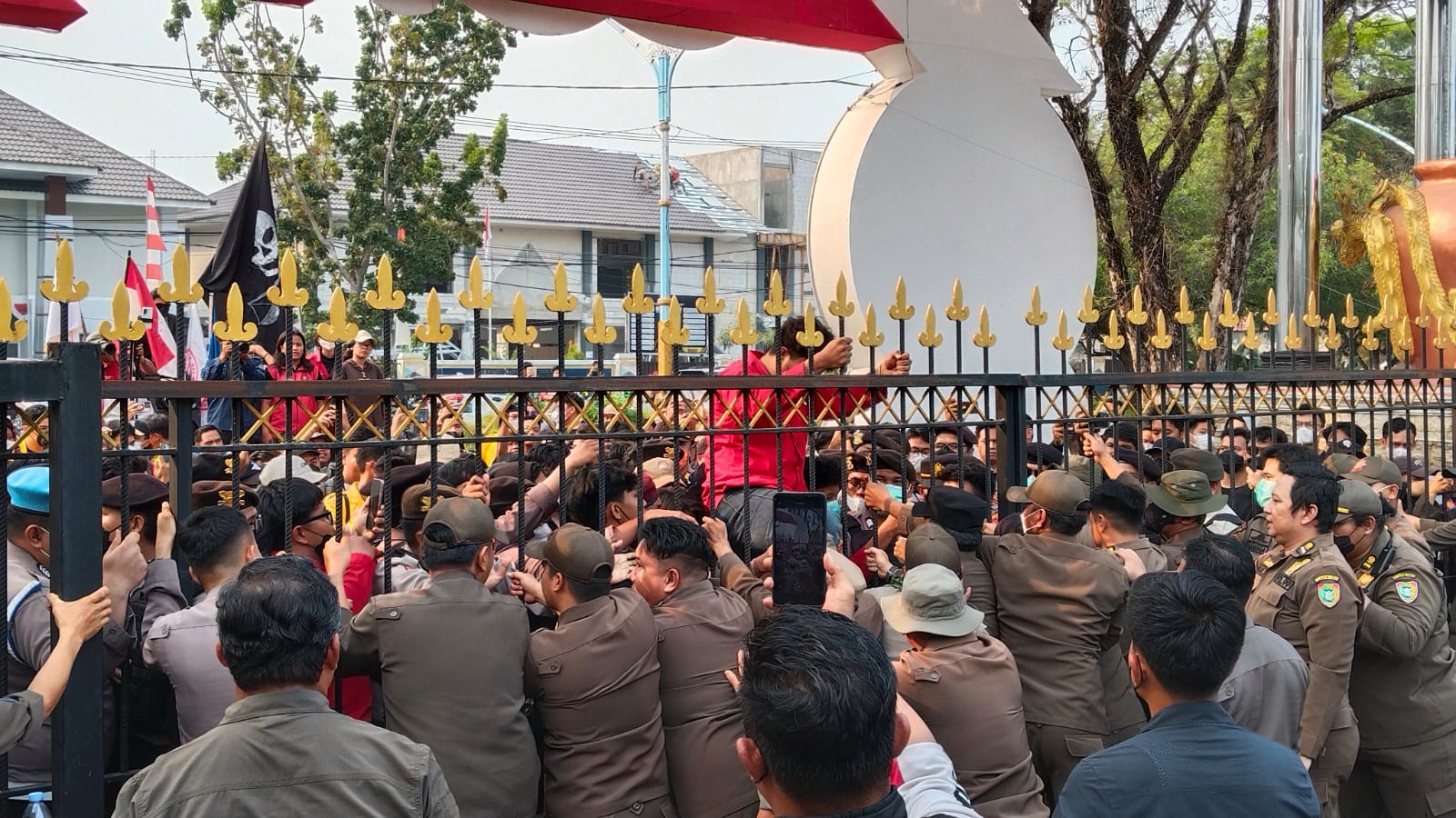 Gerbang Kantor Gubernur Kalteng Nyaris Jebol, Massa Ngamuk Tuntut Agustiar Sabran Muncul!