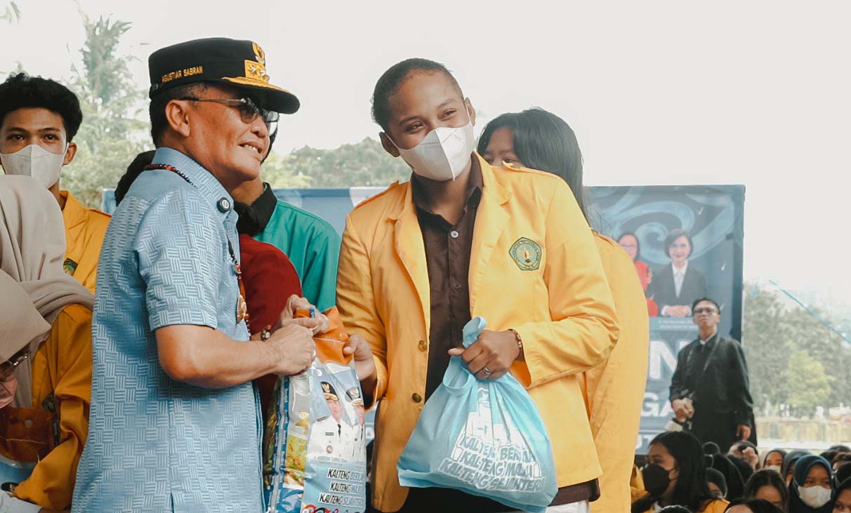 Gubernur Kalteng Bagikan Beras hingga Vitamin ke Mahasiswa Terdampak Karhutla