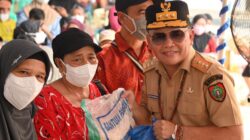 Gubernur Agustiar Sabran Turun ke Tiga Kelurahan, Bagikan Beras hingga Uang Tunai Rp 250 Ribu