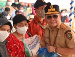 Gubernur Agustiar Sabran Turun ke Tiga Kelurahan, Bagikan Beras hingga Uang Tunai Rp 250 Ribu