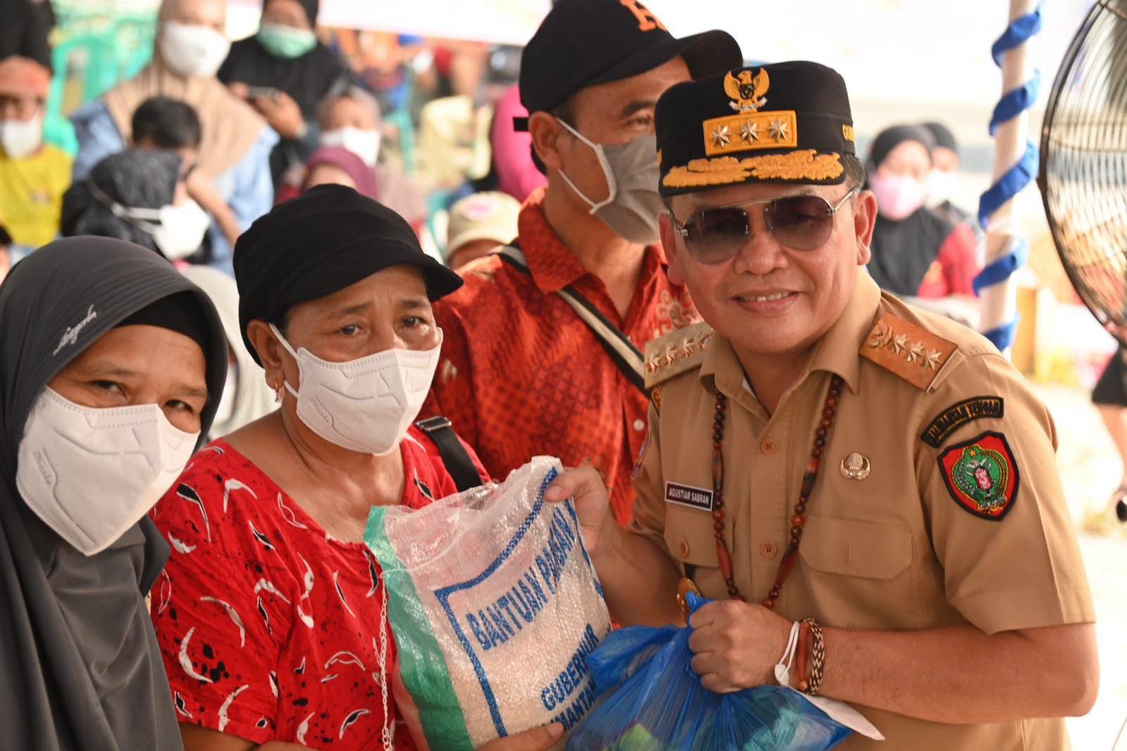 Gubernur Agustiar Sabran Turun ke Tiga Kelurahan, Bagikan Beras hingga Uang Tunai Rp 250 Ribu