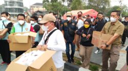 Gubernur Kalteng Bersama Jurnalis Bagikan Masker kepada Pengendara