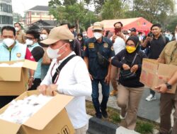 Gubernur Kalteng Bersama Jurnalis Bagikan Masker kepada Pengendara