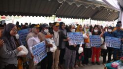 Gubernur Agustiar Serahkan Bantuan Pangan dan BLT KHBS untuk 1.352 Warga di Kotawaringin Barat