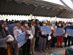 Gubernur Agustiar Serahkan Bantuan Pangan dan BLT KHBS untuk 1.352 Warga di Kotawaringin Barat