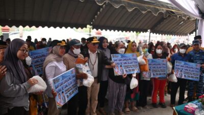 Gubernur Agustiar Serahkan Bantuan Pangan dan BLT KHBS untuk 1.352 Warga di Kotawaringin Barat