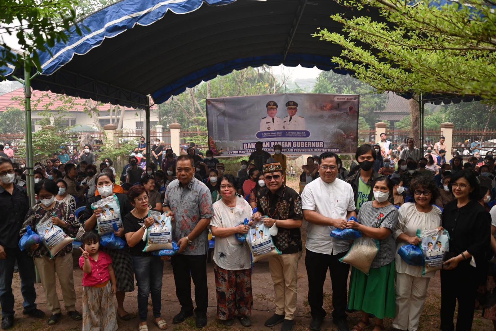 Agustiar Sabran Salurkan Bantuan Kepada Jemaat Gereja Terdampak Karhutla